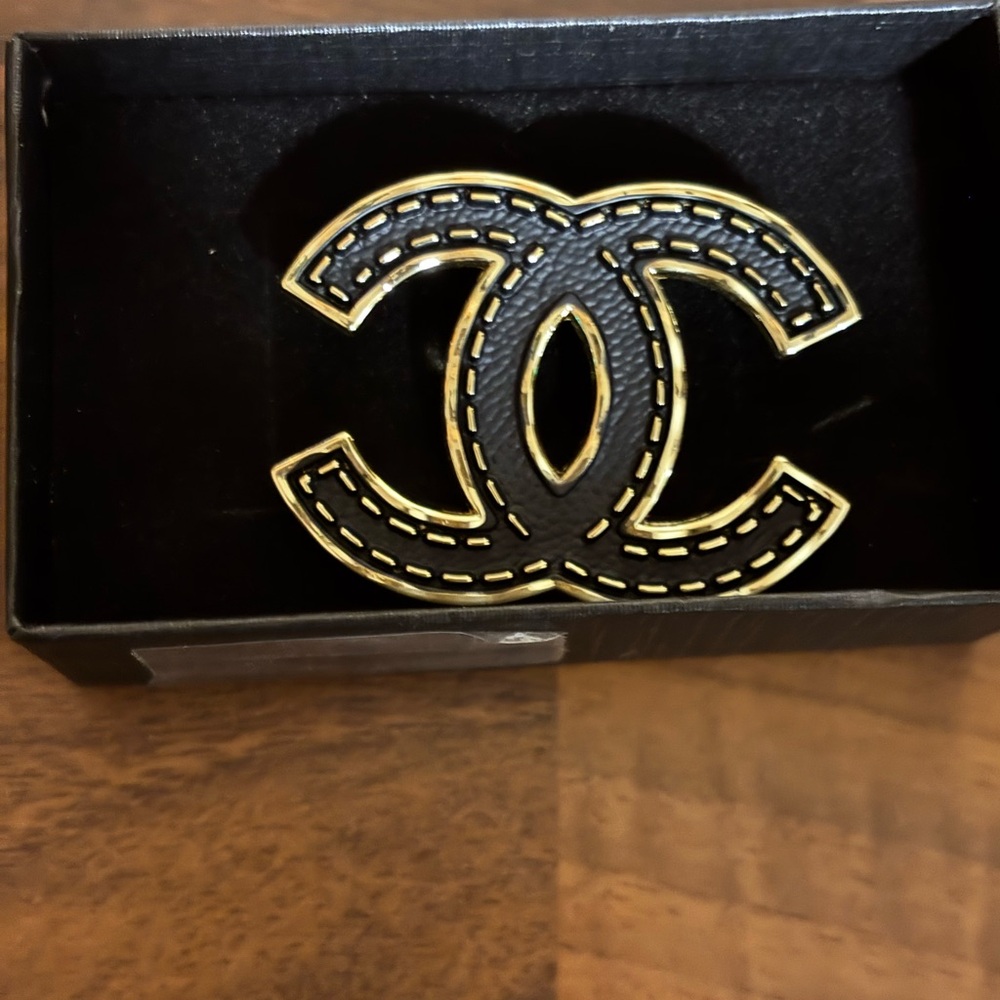 Elegant Black and Gold Designer brooch.
